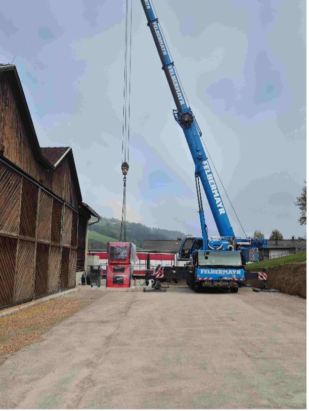 Mobilkran hebt Kesselteile der neuen Biomasse-Heizanlage am Gelände der FWG Frankenfels