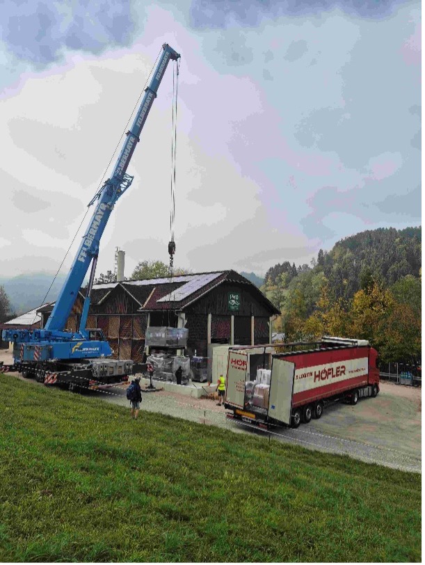 Anlieferung der Anlagenteile per Lkw vor dem Heizwerk der FWG Frankenfels