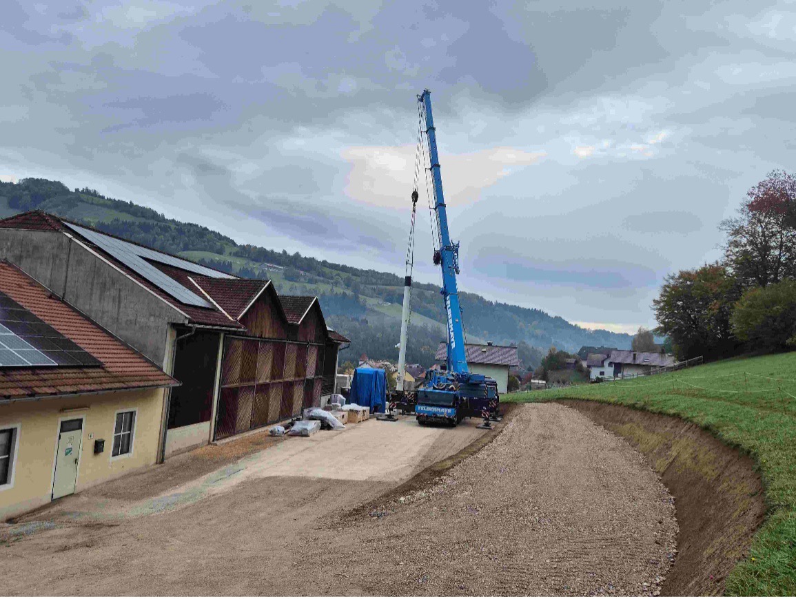 Baustelle des Heizwerk-Zubaus der FWG Frankenfels mit Mobilkran, im Hintergrund das Pielachtal